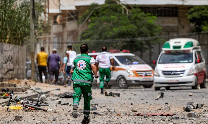 الاحتلال الصهيوني يلاحق الطواقم الطِّبية لإهلاك الفلسطينيين في غزة