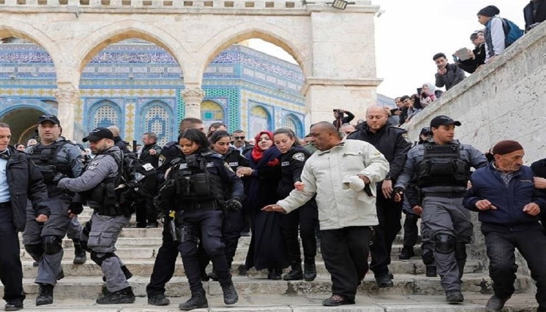 رغم قيود الاحتلال... الفلسطينيون يتوافدون لصلاة الجمعة بالأقصى