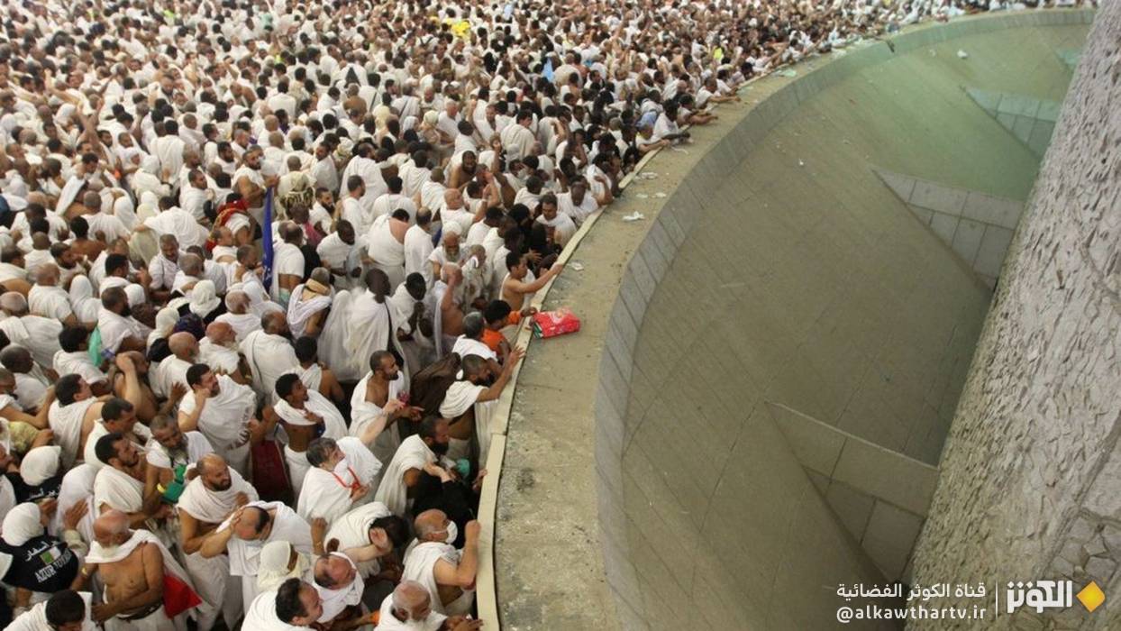  الحجّاج يؤدّون رمي الجمرات في أول أيام عيد الأضحى